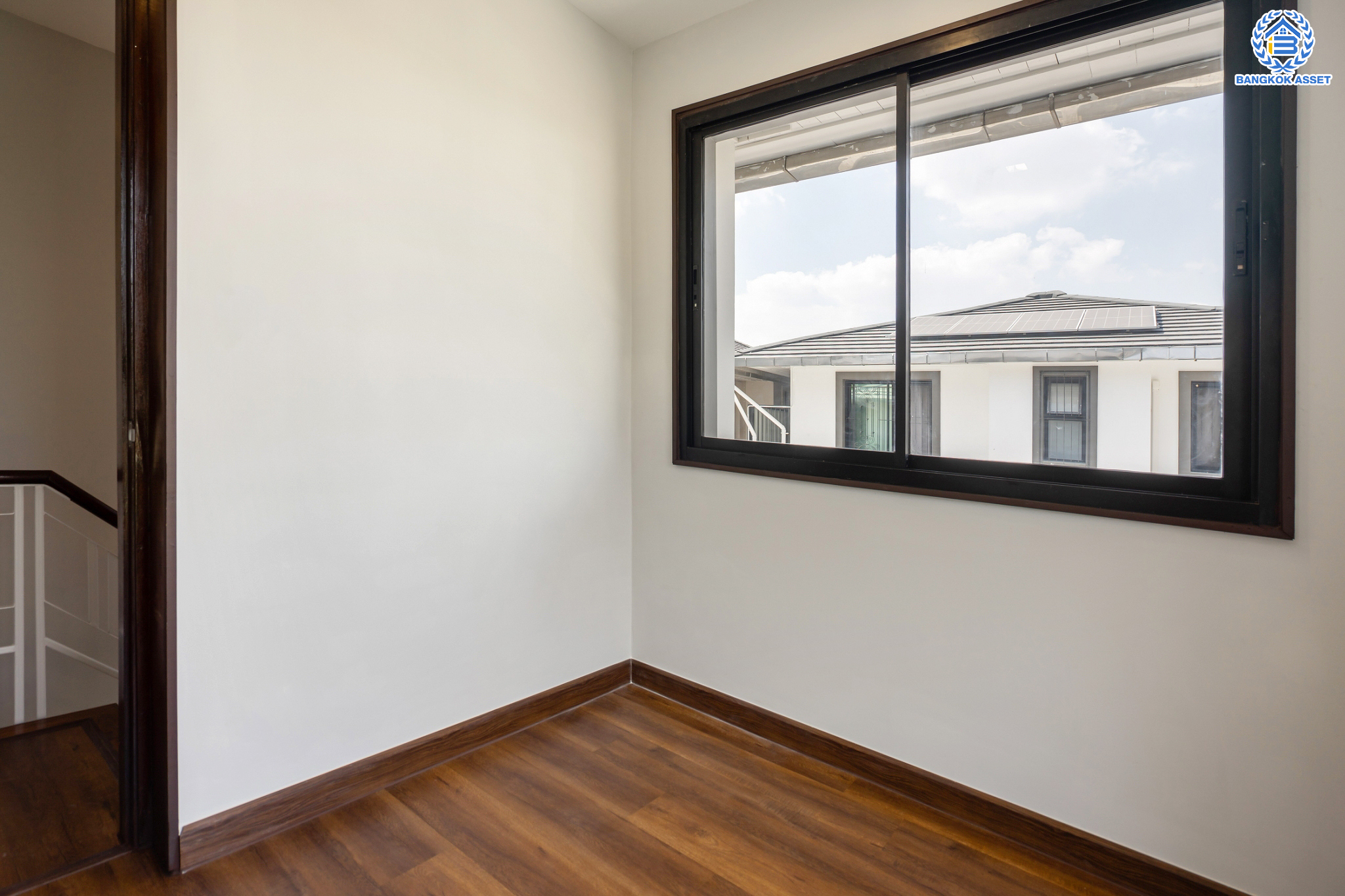 บ้านมือสองตกแต่งใหม่ ม.นราวัลล์ เกษตร-นวมินทร์ บ้านเดี่ยวหลังมุม เนื้อที่ 54.2 ตร.ว. ฟังก์ชันรวม 4 ห้องนอน 3 ห้องน้ำ 1 ห้องอเนกประสงค์ จอดรถได้ 2 คัน กว้างขวาง Built in Furniture พร้อมทุกการใช้งาน บนทำเลใจกลางเมือง! เชื่อมต่อทั้ง ถนนนวมินทร์, ถนนนวลจันทร์, ถ.ลาดพร้าว, ถ.รามอินทรา ใกล้ The Walk เกษตรนวมินทร์, ทางด่วนรามอินทรา และรถไฟฟ้าสายสีน้ำตาล "สถานีนวลจันทร์"